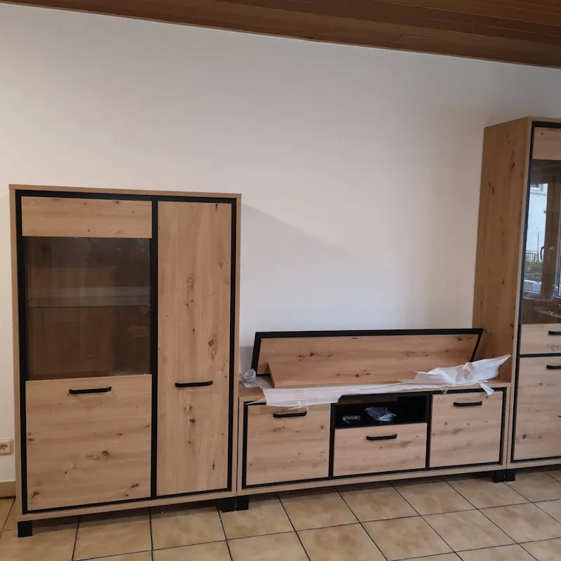 Möbelmontage einer Wohnwand